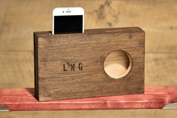 スマホを差し込むだけでいい音を奏でる、自作ウッドスピーカー。