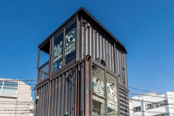 コンテナを縦置きした3階建てのコーヒースタンド誕生秘話。