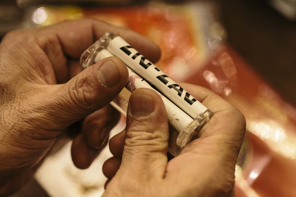 保存版 手巻きタバコ用ロー ラーを使ったシャグの巻き方 初心者 Lightning