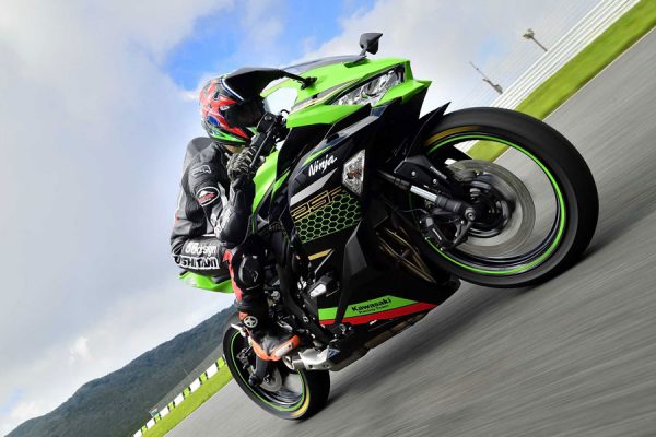 KAWASAKI Ninja ZX-25R/SE オートポリスでの試乗会に中野真矢がインプレッション!