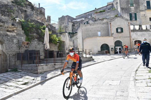 【TEAM ユキヤ通信2020 №49】新城、世界遺産の町マテーラからスタートし、横風を乗り越え67位でゴール