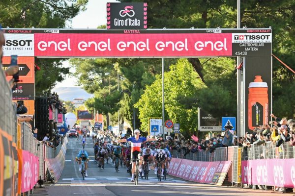イタリア一周レースジロ・デ・イタリア、コロナ感染拡大でフランス国境を越えられず