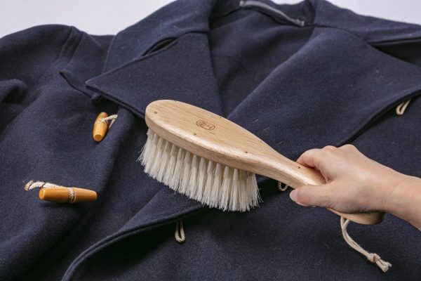 上質な服のお手入れに、江戸屋の「手植え洋服ブラシ 別誂」がおすすめです。