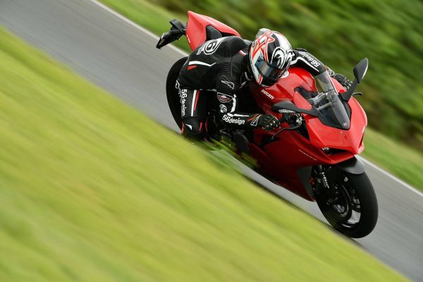 元MotoGPライダー中野真矢が乗った 『Ducati Panigale V4S&V2』