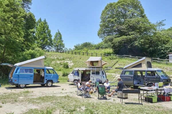 ヴァナゴンでキャンプ! 大人もはしゃいでしまう、バンと一緒に外遊び。