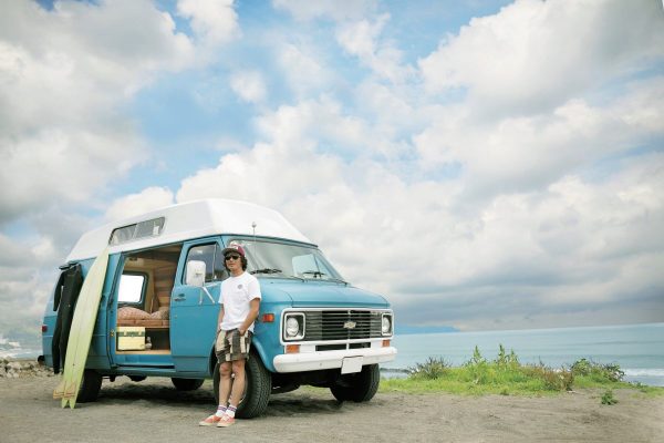 自分仕様にセルフビルドした、世界に一つのサーフキャンパー「シボレー G10 シェビーバン」。