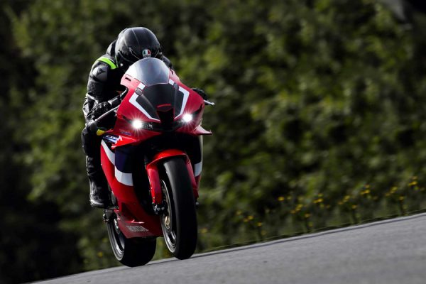 新型CBR600RRインプレッション! 最新の電子装備を搭載した圧巻のスタビリティ!