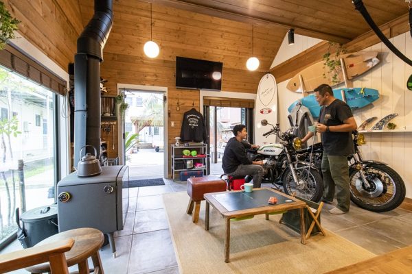 バイクをイジっていても、家族との一体感がある土間リビングのある暮らし。|BESS