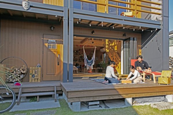 リビングとウッドデッキが繋がって、 キャンプ気分が味わえる家。|BESS
