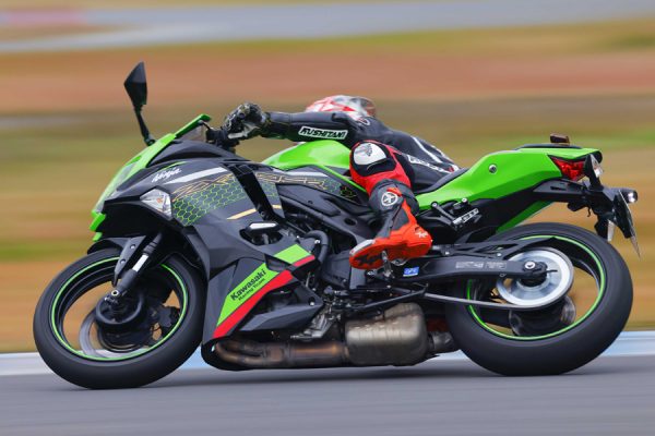 Kawasaki Ninja ZX-25R 話題の250cc4気筒を中野真矢がインプレッション!