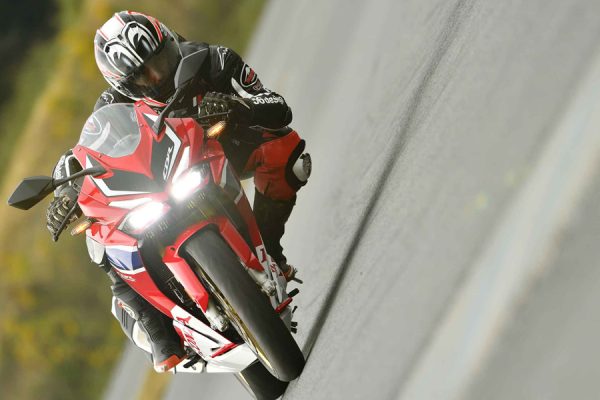 250ccモデルの優等生HONDA CBR250RRを中野真矢がインプレッション
