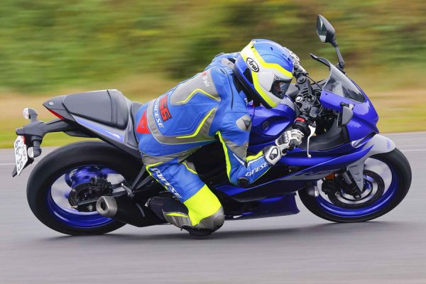 250ccに継承されるハンドリングのヤマハ YAMAHA YZF-R25 ABS をチェック