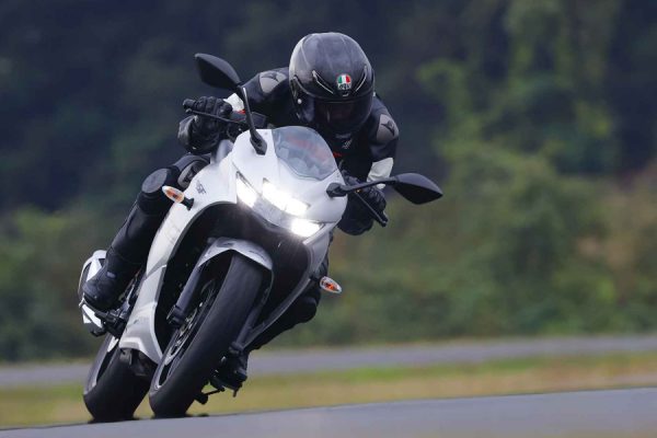 待望の復活! 油冷エンジンの本格スポーツ SUZUKI GIXXER SF 250