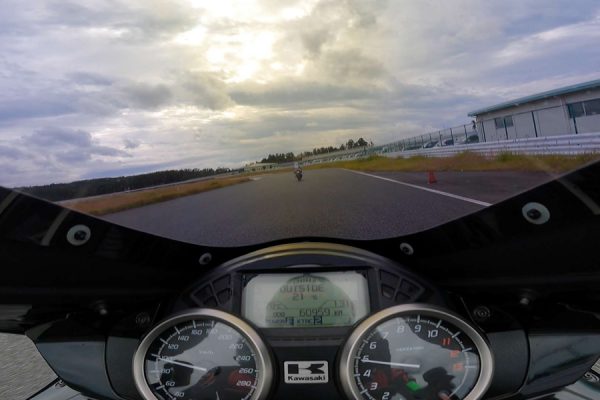 スマホでラップタイムを計測して遊ぼうぜ! バイクブロガーの田﨑慎也がでタイム計測!