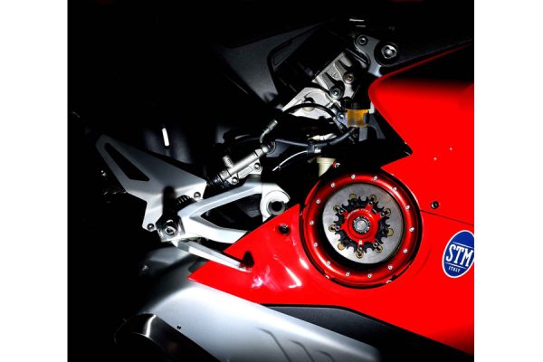 STMのスリッパ―クラッチはノーマルと何が違う?