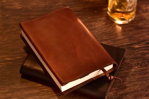 革ジャン評論家が選んだ、読書のお供は酒と「VASCO」×「TiL」のLeather Bookwear