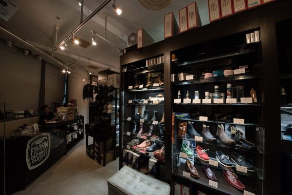 ウエアまで英国モノにこだわり、遂には革靴まで取り扱うフライフィッシング専門店へ。