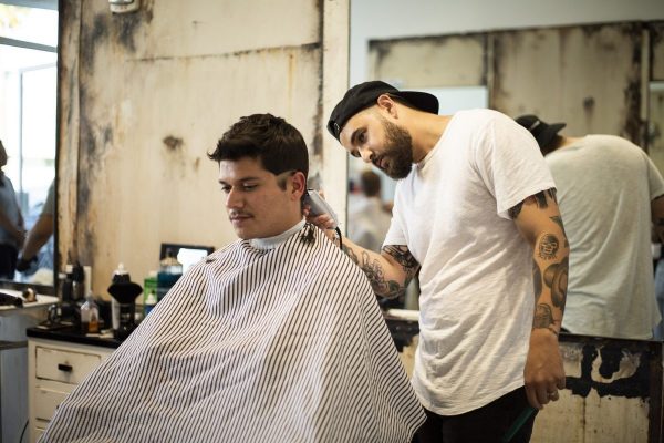 外観はバーバー、奥にはバーがある大人の社交場。バーバー人気の火付け役「Blind Barber」に潜入!
