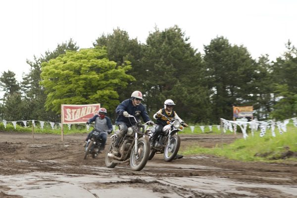 スクランブラー・トライアンフで全国のレースを駆け抜ける!