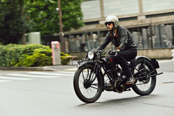 都会の街並みに溶け込む、戦前の英国モーターサイクル。