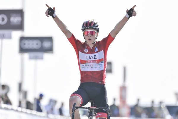 砂漠の中の1000m級頂上フィニッシュ、UAEツアー第3ステージでポガチャルが優勝に王手