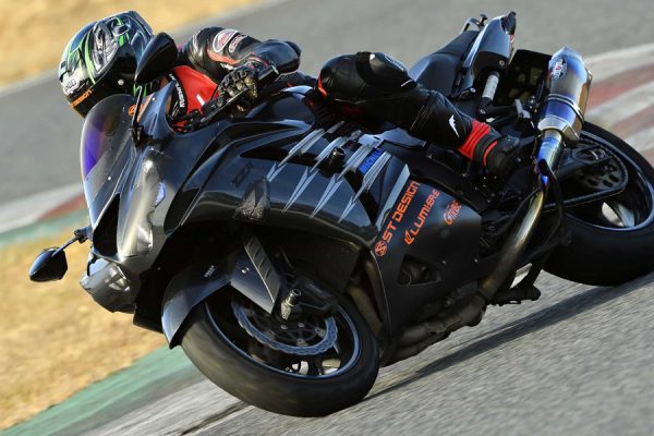 ギタリスト&YouTuberのバイク乗り田崎慎也がお気に入りの『KUSHITANI』を語り尽くす