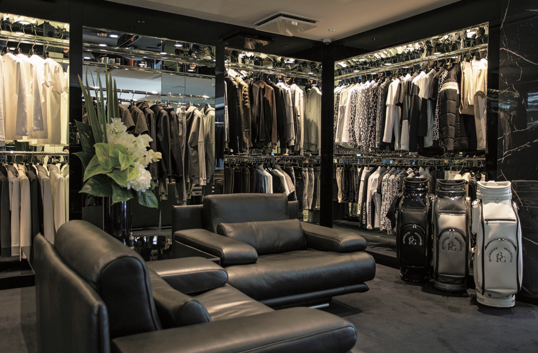 ウノ ピゥ ウノ ウグァーレ トレ」のサロンはゴルフアイテムが充実 | EVEN