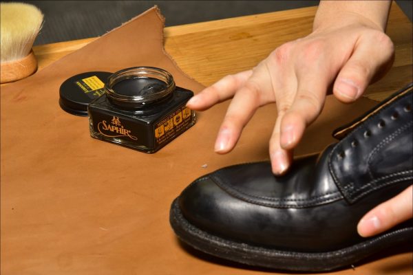 コードバンの特別な革靴には、専用クリームで極上メンテを。