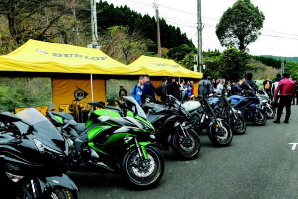 雨の日でも安心のウェットグリップ&疲労も軽減! 『DUNLOP SPORTMAX ROADSMARTⅣ』