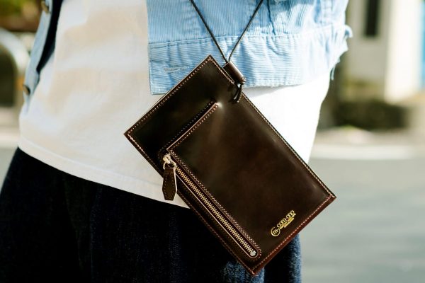 浅草発レザーブランド「com-ono」から 2nd別注コードバンサコッシュが完全受注生産で登場!