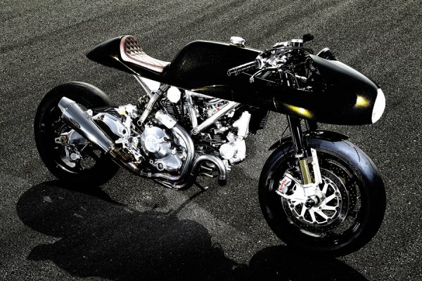 アエラ渾身のコンプリートカスタム『AELLAMBLER800』を編集部がインプレッション!