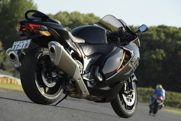 自身もSUZUKI 隼のオーナーである元GPライダー青木宣篤が3世代の隼を比較インプレ