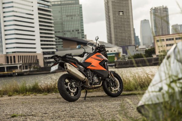 ストリートで異彩を放つ、アドベンチャーモデルの存在感。【KTM 1290 Super Adventure S】