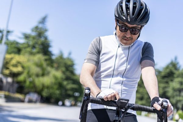 「SWANK(スワンク)」をベースにした拡大鏡付き調光サングラスが登場|TIFOSI OPTICS