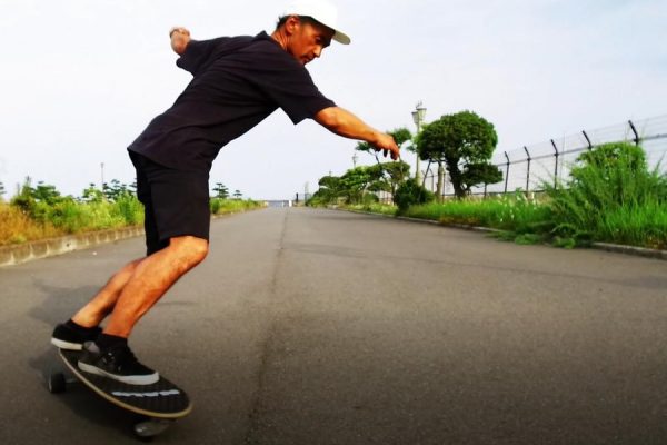 サーフィン上達に効く、サーファーのためのスケートボード|基本の乗り方編