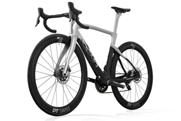 DOGMA Fの実車をいち早くチェック!全国14店舗で先行展示スタート|PINARELLO