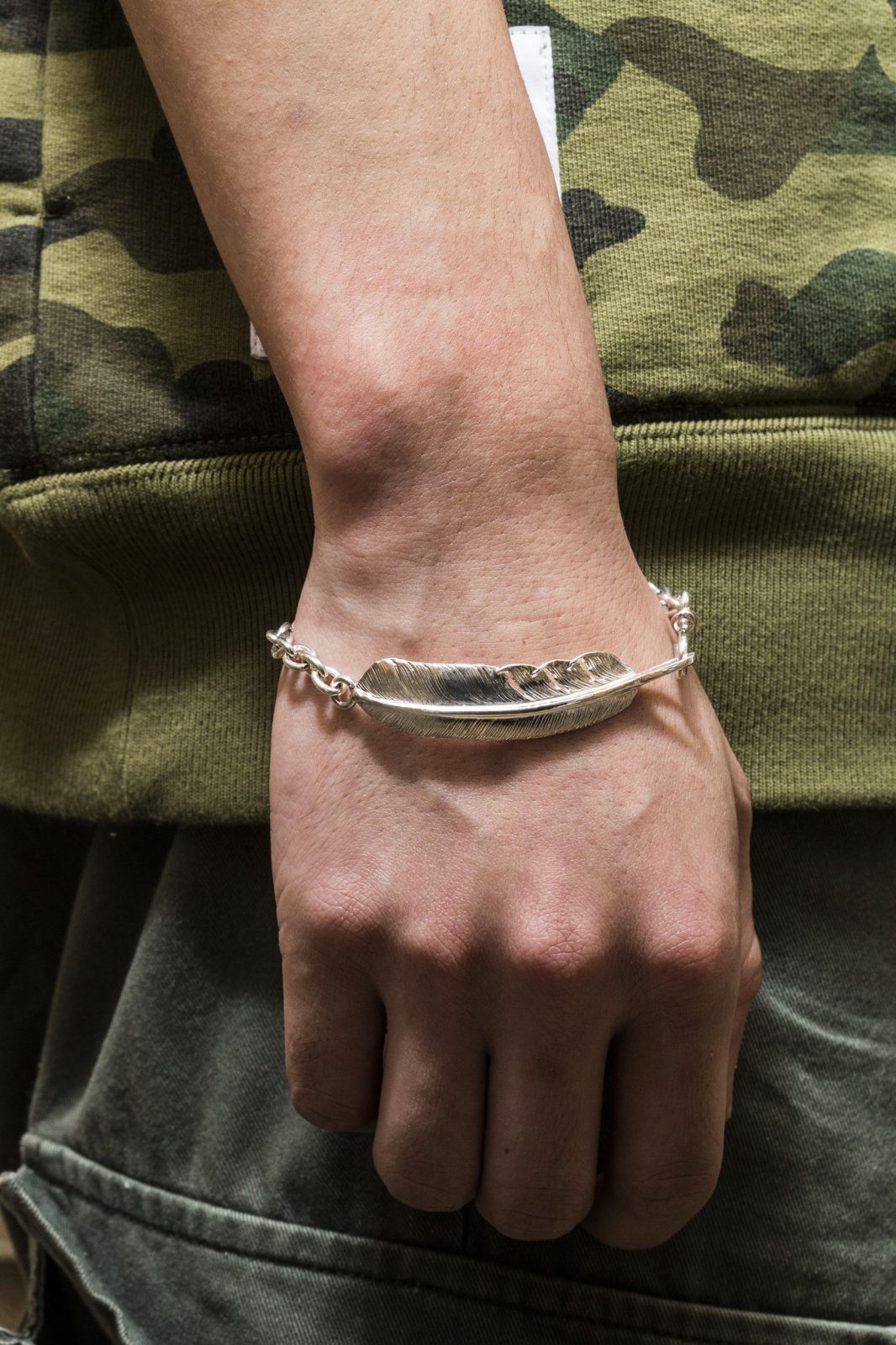 2本 3本重ね着け シルバーブレスレットのコーディネイト術 Lightning