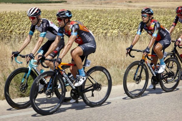 エースのランダが落車に巻き込まれるも無事復帰、足止めされた新城もフィニッシュ|ユキヤ通信