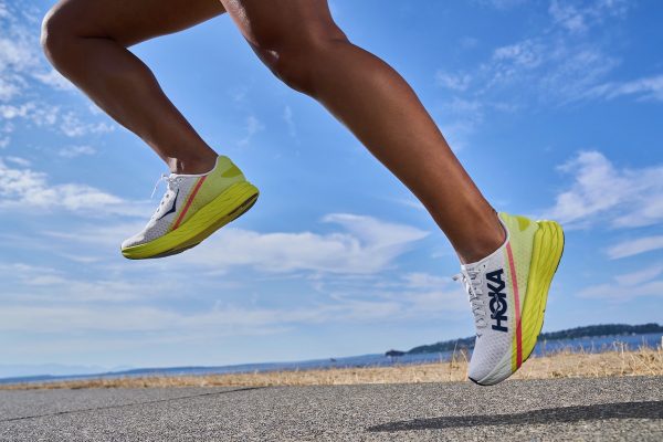 HOKA ONE ONEから、カーボンプレート内蔵シューズの色鮮やかなスペシャルカラーパッケージ「FLY PACK」が数量限定発売!