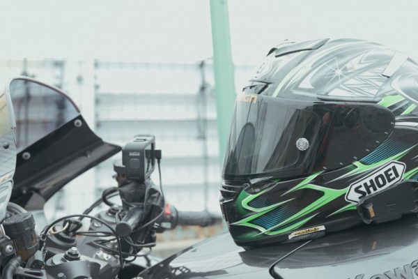 ギタリスト田崎慎也の“バイク乗ろうぜ” 大好きなヘルメットSHOEI X-Fourteenを語る