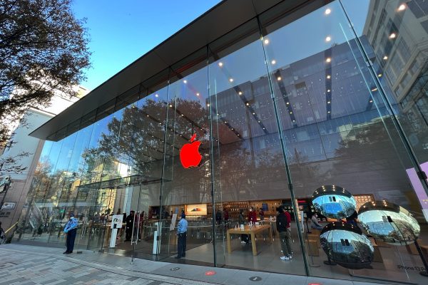 自由に入れるようになったアップルストアに、深紅のリンゴ