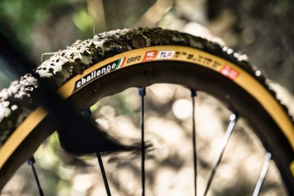 しなやかさが際立つハンドメイドチューブレスレディCXタイヤが登場|challenge