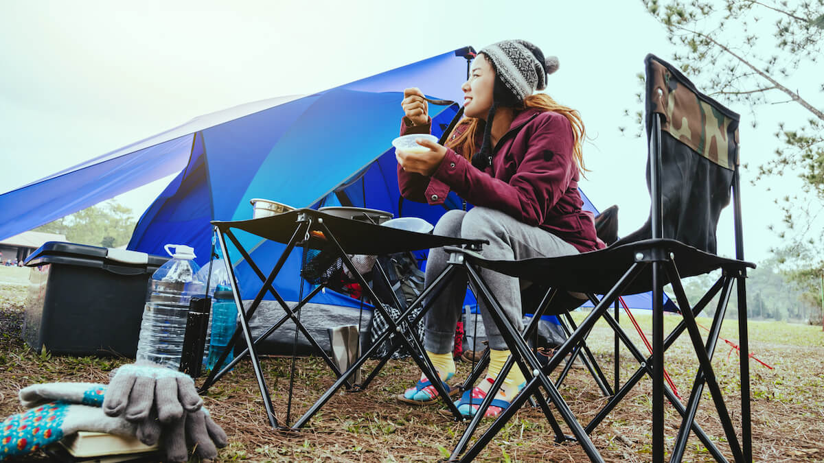 ソロキャンプ女子が急増中 安全性は 持ち物は 場所選びなど知っておくべきポイント フィールドライフ