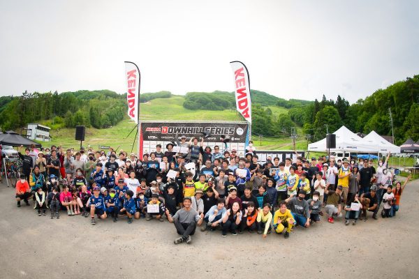 0.3秒の接戦を制し、井本 はじめがエリート男子で優勝|DOWNHILL SERIES