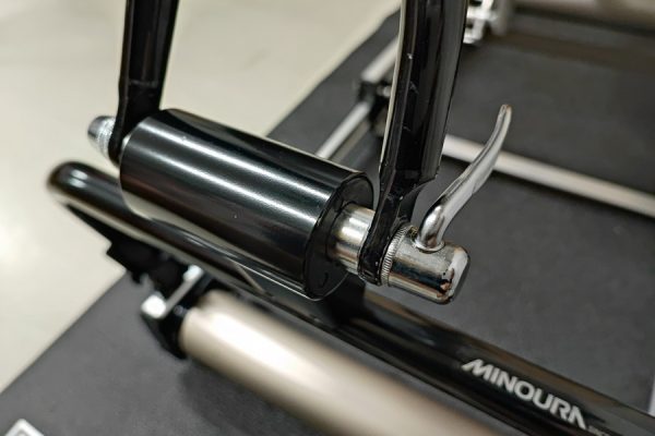 3本ローラーでフロントフォークを固定、「LiveRoll R730/R730R 用アクションブリッジ」