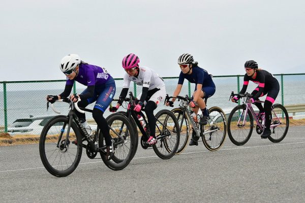 岡本選手がアメジストジャージをキープ、バトルマリンジャージは宇田川選手が獲得|大磯クリテリウム