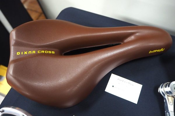 クラシカルなブラウンサドルはじつはワイルド仕様! バンディーサドル|DixnaCross