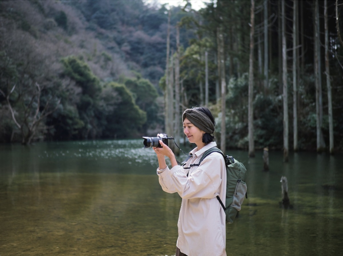 HIKER'S CAMERA】OM SYSTEM OM-5 × 新田あい｜軽やかなミラー