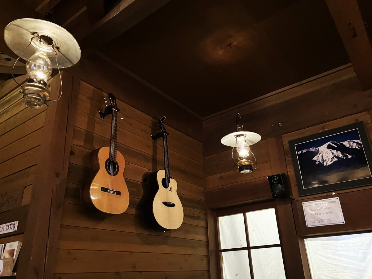 いつか泊まりたい山小屋＃47北アルプス・大日小屋】ランプの下で