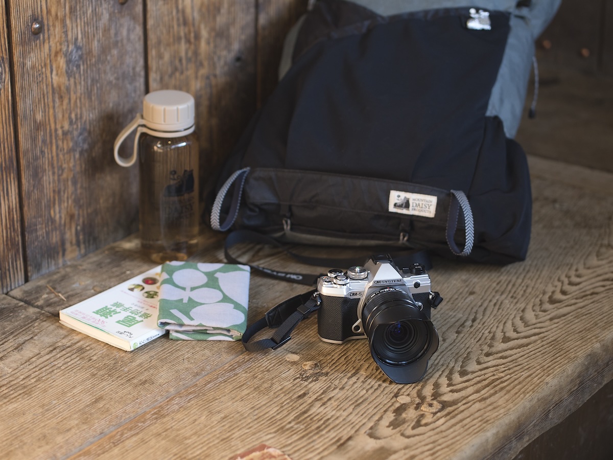 HIKER'S CAMERA】OM SYSTEM OM-5 ×四角友里｜ 私サイズのOM–5と